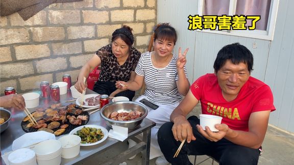 流浪哥家里来了好多客人,炖土鸡、炒野生菌招待朋友,大家很开心