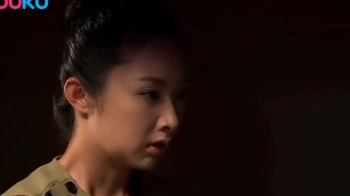 教官刚上完理论课,就到宿舍给女特工亲身示范,女特工只有服从