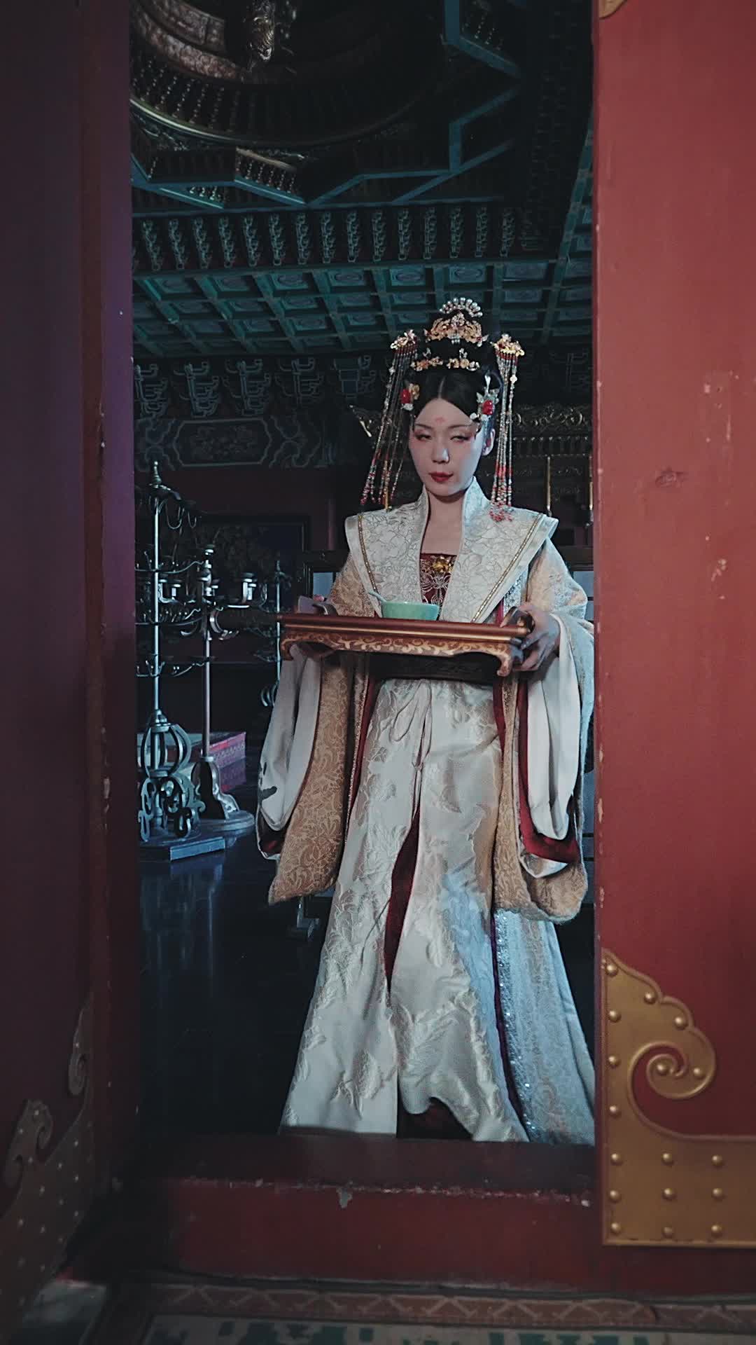 最强假天子 男主穿越到了大夏。穿越后原以为自己是皇帝，结果太后张云溪突然出现说自己的假冒的，自己是个太监，并且风声已经走漏，姜牧反用此来要挟张云溪，调戏了一把，随后姜牧在朝堂上舌战群臣，被通过当众谁夏尘之女的方式，解决了假天子的危机。视频封面图